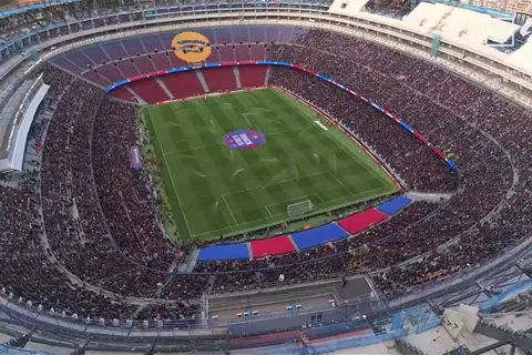 ميسي الغائب الحاضر.. لقطات من فوز برشلونة في ليلة العودة إلى كامب نو (صور)